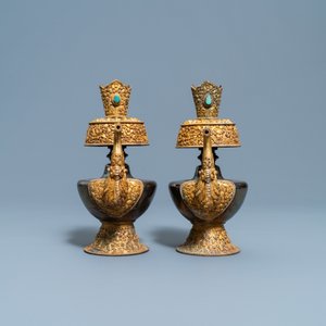 A pair of Tibetan silver and gilt copper alloy 'duomuhu' ewers, 19th C. — photo 5