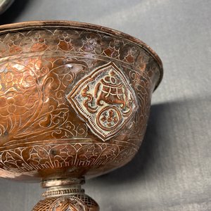 A pair of Tibetan silvered copper alloy altar bowls, 19/20th C. — 照片 11