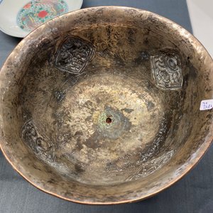 A pair of Tibetan silvered copper alloy altar bowls, 19/20th C. — 照片 13