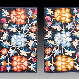A pair of Tibetan woollen rugs with floral design, 19th C. — photo 1