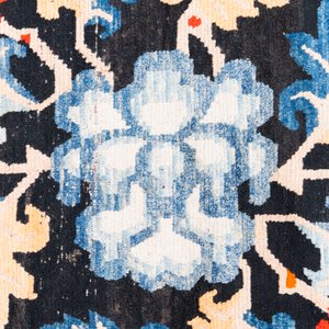 A pair of Tibetan woollen rugs with floral design, 19th C. — photo 3