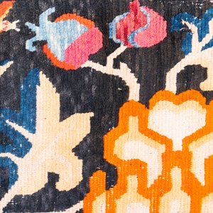 A pair of Tibetan woollen rugs with floral design, 19th C. — photo 7