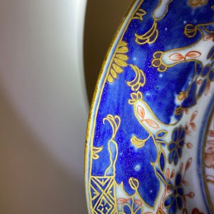 A pair of unrecorded and non-attributed European porcelain Imari-style 'deer' plates, 18th C. — 照片 6
