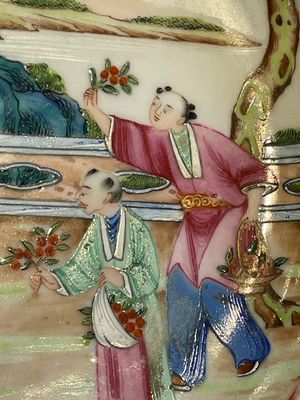 A pair of unusual and fine Chinese Canton famille rose deep dishes, 19th C. — photo 10