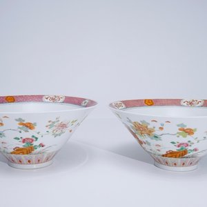 A pair of unusual Chinese famille rose conical bowls, 19th C. — 照片 1