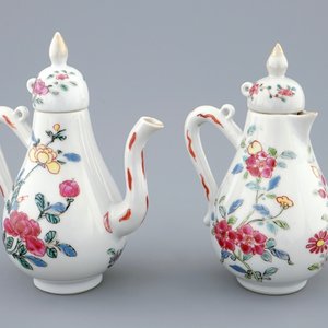 A pair of unusual Chinese famille rose jugs with covers, Yongzheng, 1723-1735 — photo 2