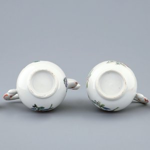 A pair of unusual Chinese famille rose jugs with covers, Yongzheng, 1723-1735 — photo 3