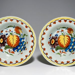 A pair of unusual Dutch Delft deep plates with fruit design, 18th C. — 照片 1