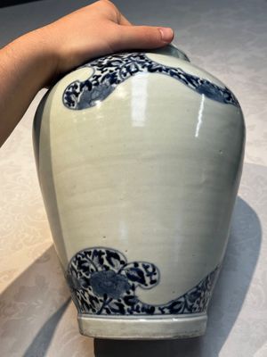 A pair of unusual Japanese Arita blue and white 'Unfinished' vases, Edo, 17/18th C. — photo 13