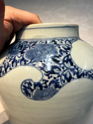 A pair of unusual Japanese Arita blue and white 'Unfinished' vases, Edo, 17/18th C. — photo 17
