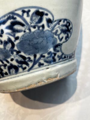 A pair of unusual Japanese Arita blue and white 'Unfinished' vases, Edo, 17/18th C. — photo 25
