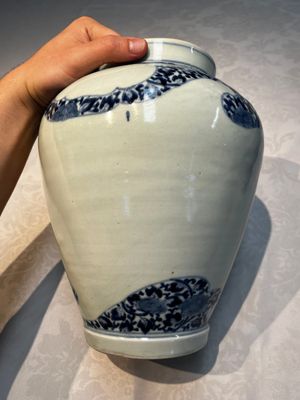 A pair of unusual Japanese Arita blue and white 'Unfinished' vases, Edo, 17/18th C. — photo 3