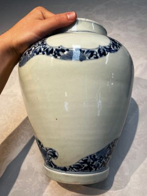 A pair of unusual Japanese Arita blue and white 'Unfinished' vases, Edo, 17/18th C. — photo 4