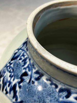 A pair of unusual Japanese Arita blue and white 'Unfinished' vases, Edo, 17/18th C. — photo 6