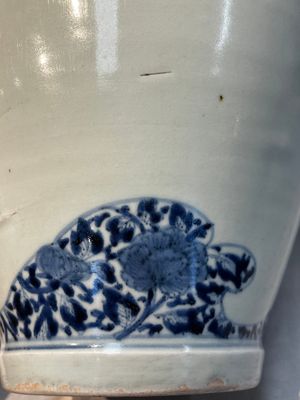 A pair of unusual Japanese Arita blue and white 'Unfinished' vases, Edo, 17/18th C. — photo 8