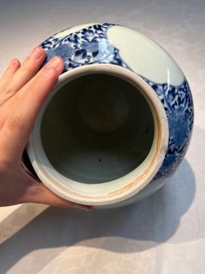 A pair of unusual Japanese Arita blue and white 'Unfinished' vases, Edo, 17/18th C. — photo 9