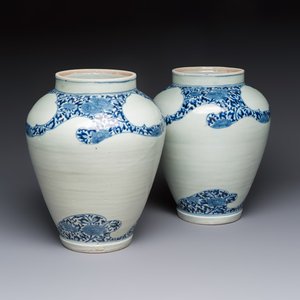 A pair of unusual Japanese Arita blue and white 'Unfinished' vases, Edo, 17/18th C. — photo 1