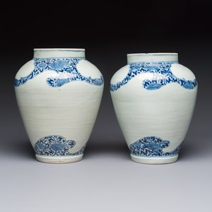 A pair of unusual Japanese Arita blue and white 'Unfinished' vases, Edo, 17/18th C. — photo 2