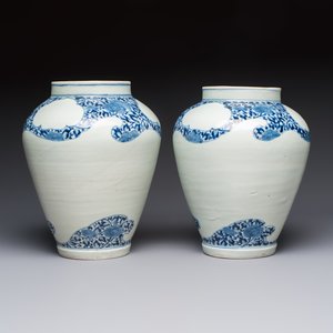 A pair of unusual Japanese Arita blue and white 'Unfinished' vases, Edo, 17/18th C. — photo 3