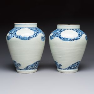 A pair of unusual Japanese Arita blue and white 'Unfinished' vases, Edo, 17/18th C. — photo 4