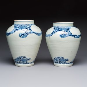 A pair of unusual Japanese Arita blue and white 'Unfinished' vases, Edo, 17/18th C. — photo 5