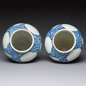 A pair of unusual Japanese Arita blue and white 'Unfinished' vases, Edo, 17/18th C. — photo 6