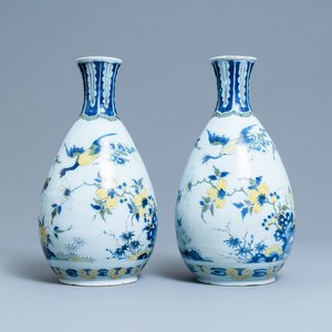 A pair of unusual polychrome Dutch Delft chinoiserie vases with a dragon and birds in a flowery garden, 17th C. — photo 1