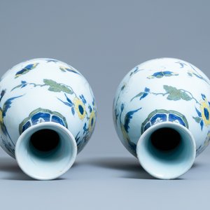 A pair of unusual polychrome Dutch Delft chinoiserie vases with a dragon and birds in a flowery garden, 17th C. — photo 5