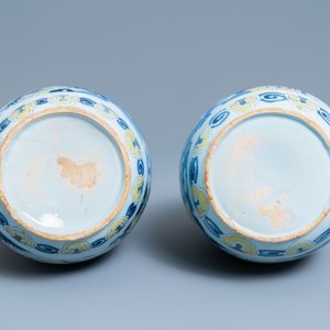 A pair of unusual polychrome Dutch Delft chinoiserie vases with a dragon and birds in a flowery garden, 17th C. — photo 6
