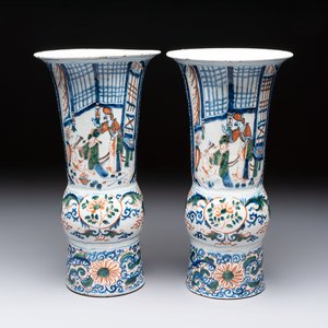 A pair of unusual polychrome Dutch Delft Kangxi-style chinoiserie beaker vases, early 18th C. — 照片 1