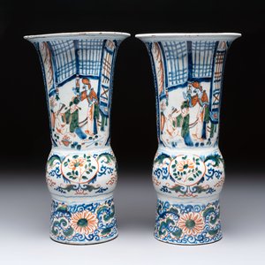 A pair of unusual polychrome Dutch Delft Kangxi-style chinoiserie beaker vases, early 18th C. — 照片 2