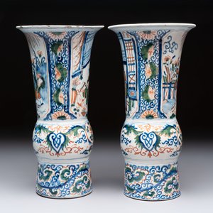 A pair of unusual polychrome Dutch Delft Kangxi-style chinoiserie beaker vases, early 18th C. — 照片 3