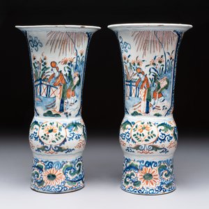 A pair of unusual polychrome Dutch Delft Kangxi-style chinoiserie beaker vases, early 18th C. — 照片 4