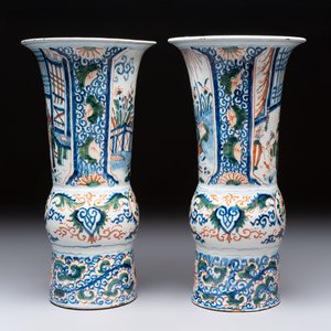 A pair of unusual polychrome Dutch Delft Kangxi-style chinoiserie beaker vases, early 18th C. — 照片 5
