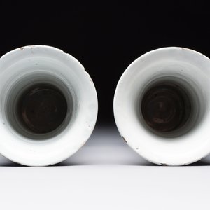 A pair of unusual polychrome Dutch Delft Kangxi-style chinoiserie beaker vases, early 18th C. — 照片 6