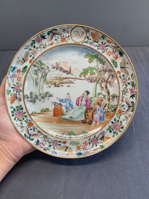 A pair of very fine Chinese Canton famille rose monogrammed plates, 19th C. — photo 1