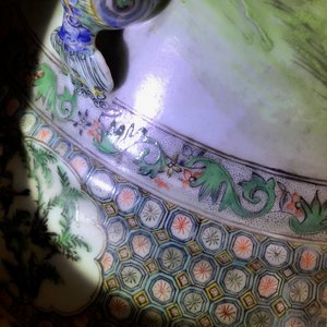 A pair of very large Chinese famille verte vases with fine narrative design, 19th C. — photo 40