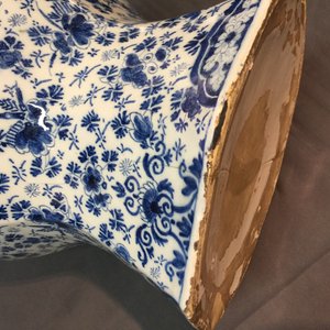 A pair of very large Dutch Delft blue and white vases, first quarter 18th C. — photo 12