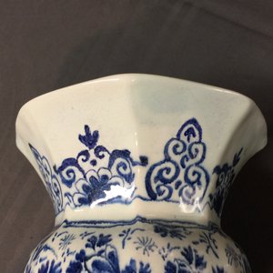 A pair of very large Dutch Delft blue and white vases, first quarter 18th C. — photo 15