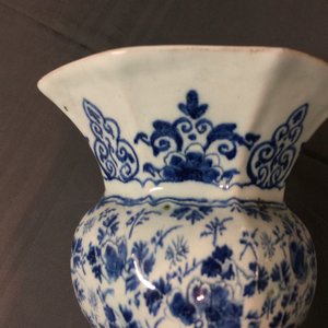 A pair of very large Dutch Delft blue and white vases, first quarter 18th C. — photo 9