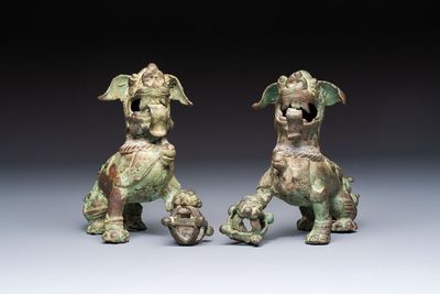 A pair of Vietnamese bronze lions, 19/20th C.