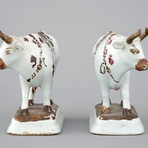 A pair of white Delft cold-painted cows, Dutch, 18th C. — photo 3