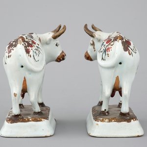 A pair of white Delft cold-painted cows, Dutch, 18th C. — photo 5