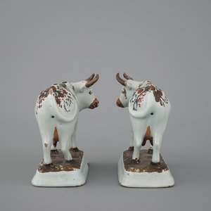 A pair of white Delft cold-painted cows, Dutch, 18th C. — photo 6