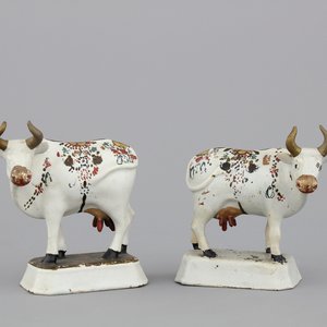 A pair of white Delft cold-painted cows, Dutch, 18th C. — 照片 1