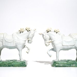 A pair of white Dutch Delft circus horses on a green base, 18th C. — photo 4