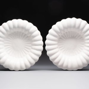 A pair of white Dutch Delft gadrooned dishes, 17th C. — foto 1