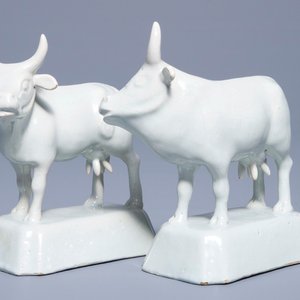 A pair of white Dutch Delft models of cows on bases, 18th C. — photo 1