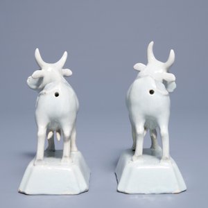 A pair of white Dutch Delft models of cows on bases, 18th C. — photo 3