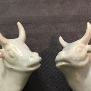 A pair of white Dutch Delft models of cows on bases, 18th C. — photo 8